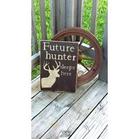 Zukunft Jäger Schläft Hier - Holzschild Kinderzimmer Jagd Dekor Baby Hirsch Wandbehang Wanddekoration Individuell von RusticLaneCreations