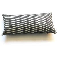 Grauer Ikat Streifen Lenden Werfen Kissen - Zebra Handgewebt-Kissen Grauer Ikat Streifen Lenden Werfen Kissen - Zebra Handgewebt-Kissen von RusticLoom