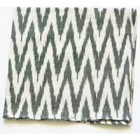 Handgewebte Baumwolle Stoff Grau Serviette - Ikat Zig Zag 4Er Set Handgewebte Baumwolle Stoff Grau Serviette - Ikat Zig Zag 4Er Set von RusticLoom
