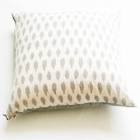 Weißes Modernes Punktkissen - Handgewebtes Baumwoll-Ikat 22 X Wurfkissen Fair Trade Bronze Reißverschluss-Einfassung Weißes Modernes Punktkissen - Handgewebtes Baumwoll-Ikat 22 X Wurfkissen Fair Trade Bronze Reißverschluss-Einfassung von RusticLoom