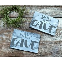 Handmade Mom Höhle Zeichen | Rustikaler Holz Schreibtisch Oder Wand Dekor, Benutzerdefinierte Schilder, Geschenke Für Mama, Bastelraum Büro Dekor von RusticLoveAbode
