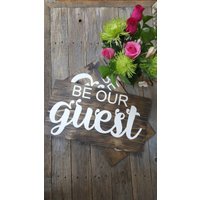" Rustikale, Handbemalte "Be Ourguest" Hölzerne Wandkunst - Charmantes Wohndekor Und Hochzeitsschild." " Rustikale, Handbemalte "Be Ourguest" Hölzerne Wandkunst - Charmantes Wohndekor Und Hochzeitsschild." von RusticLoveAbode