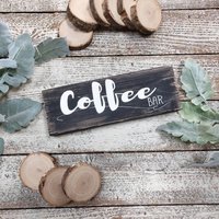 Rustikales Kaffee Bar Schild | Handgefertigtes Freistehendes Holzschild Mit Beunruhigter Oberfläche in Schwarz Und Cremeweißer Beschriftung von RusticLoveAbode