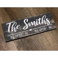 Neues Zuhause Familienname Koordinaten Echtholz Schild Personalisiert Personalisierbar Bauernhaus Land Rustikal Haus Dekor Wärmendes Geschenk von RusticSignsByAlyson