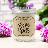 Love Spell Duftkerze Sojawachs Kerze in 3 Größen Handgemacht Und Mit Geschenk Box von RusticSugarCreekCo