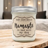 Namaste Im Bett Mit Meinem Hund Kerze 3-Größen Wählen Sie Duft Geschenkbox Entspannungsgeschenk von RusticSugarCreekCo
