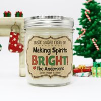 Personalisierte Nachname, Die Spirituosen Helle Sojawachs Weihnachtskerze 3-Größen Geschenkbox Handgemacht Machen von RusticSugarCreekCo