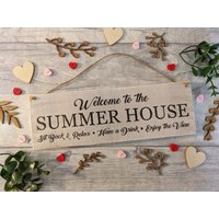 Handgefertigtes Rustikales Holz-Sommerhaus-Schild - Lasergraviert Willkommen Im Sommerhaus von RusticWoodYork