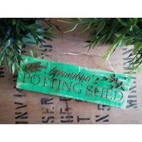Handgefertigtes Rustikales Holzschild Für Den Blumentopf Der Oma - Personalisierung Verfügbar Handgefertigtes Rustikales Holzschild Für Den Blumentopf Der Oma - Personalisierung Verfügbar von RusticWoodYork
