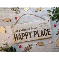 Handgefertigtes Rustikales Holzschild Für Den Wohnwagen/Wohnmobil Campervan Mit Lasergravur - The Caravan Is Our Happy Place von RusticWoodYork
