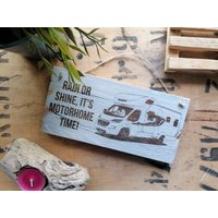 Handgefertigtes Rustikales Swift Wohnmobil Holzschild Mit Lasergravur Handgefertigtes Rustikales Swift Wohnmobil Holzschild Mit Lasergravur von RusticWoodYork
