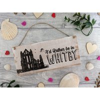 "Handgefertigtes Rustikales "Whitby" Holzschild Mit Lasergravur - I'd Lieber Be in Withby." von RusticWoodYork