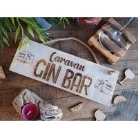 Rustikales Handgemachtes Hölzernes Wohnwagen-Gin-Bar-Schild - Laser Graviert Caravan Decor von RusticWoodYork