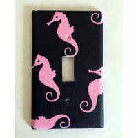 Seepferdchen Stoff Single Light Switch Cover/Platte Ocean Nautical Theme Meer Pink Und Navy Kinderzimmer Dekor Baby-Dusche-Geschenk von RustyCanvas