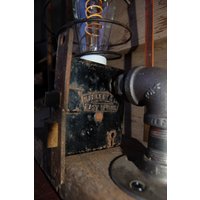 Industrielampe Mit 4 Schnelllade-Usb-Anschlüssen Auf Scheunenholz. Einzigartige Versteckte Vintage Einsteckschloss Als Ein/Aus-Schalter Industrielampe Mit 4 Schnelllade-Usb-Anschlüssen Auf Scheunenholz. Einzigartige Versteckte Vintage Einsteckschloss Als Ein/Aus-Schalter von RustyRoosterCo