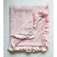 Minky Decke, Kunstpelz Überwurf, Rosewater Fell, Babydecke Mädchen, Vintage Rosa, Elegante Plüschdecke, Seide Rüschen, Erwachsene von RuthieandSage