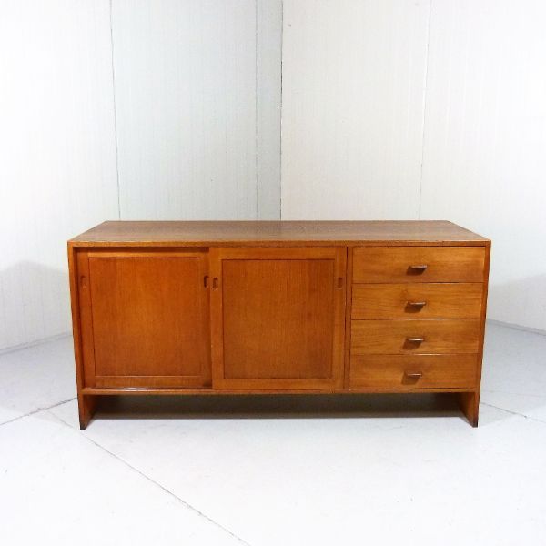 Hans J. Wegner Vintage Teak Sideboard – Teak Kommode Sideboard Mid Century, Ry Møbler Hans J. Wegner Vintage Teak Sideboard – Teak Kommode Sideboard Mid Century, Ry Møbler von Ry Møbler