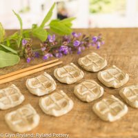 Wabi Sabi Essstäbchen Ablagen, Von Hand Gefertigt von RylandPottery