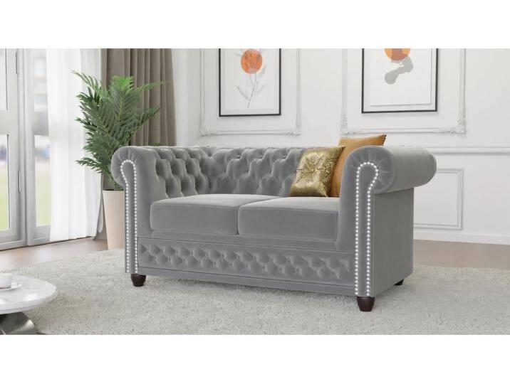 Cleo - Chesterfield 2 sitzer Sofa mit Schlaffunktion aus Samt-Stoff mit Holzfüßen von S-Style Möbel
