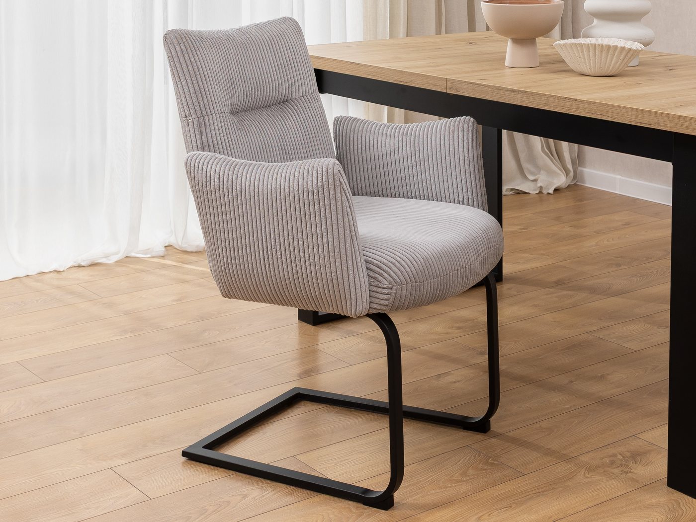 S-Style Möbel Polsterstuhl Hera aus grauem Cord mit Freischwinger-Gestell aus schwarzem Metall von S-Style Möbel