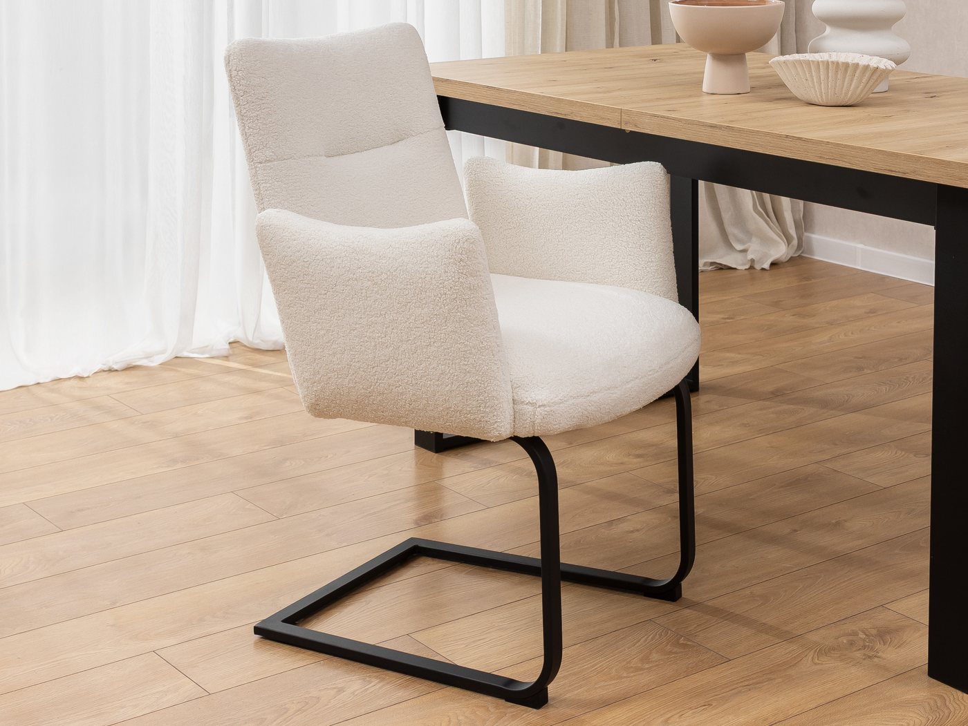 S-Style Möbel Polsterstuhl Hera aus weißem Bouclé mit Freischwinger-Gestell aus schwarzem Metall von S-Style Möbel
