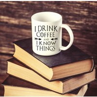 Ich Trinke Kaffee Und Weiß Dinge Schwarzer Griff Keramik Kaffeetasse 11 Oder 15 Oz Ich Trinke Kaffee Und Weiß Dinge Schwarzer Griff Keramik Kaffeetasse 11 Oder 15 Oz von S4EOriginals