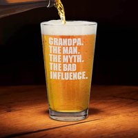 Opa. Der Mann. Mythos. Schlechte Einfluss. Graviertes Bier Pint Glas Grandpa Trinkglas Opa. Der Mann. Mythos. Schlechte Einfluss. Graviertes Bier Pint Glas Grandpa Trinkglas von S4EOriginals