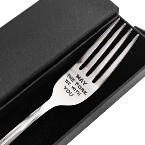"May the Fork Be With You" – Lasergravierte Edelstahlgabel – Elegante Geschenkbox im Lieferumfang enthalten – ideal für Film-Enthusiasten und Erinnerungsstück-Sammler "May the Fork Be With You" – Lasergravierte Edelstahlgabel – Elegante Geschenkbox im Lieferumfang enthalten – ideal für Film-Enthusiasten und Erinnerungsstück-Sammler von SAIONJI