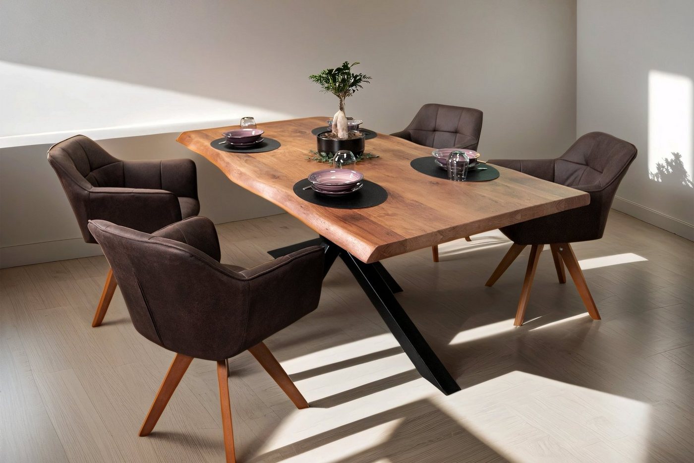 SAM® Essgruppe Leonie, Akazienholz, nussbaumfarben, Baumkante, Metallgestell und 4 Stühle von SAM®