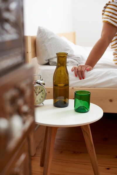 SAMESAME Upcycling Glaskaraffe aus Burgunderflasche mit Becher (0,75l) von SAMESAME