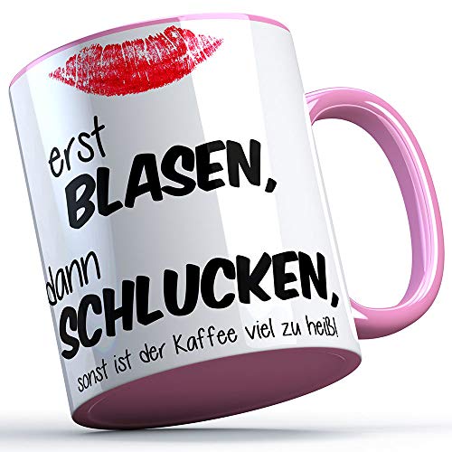 Erst blasen, dann schlucken, sonst ist der Kaffee viel zu heiß! Tasse (Rosa Henkel) lustige Geschenkidee Freunde Party Feiern Sprüchetasse Kollegen Sarkasmus Spruch schwarzer Humor von SAUFCOUNTER MARK YOUR DRINKS