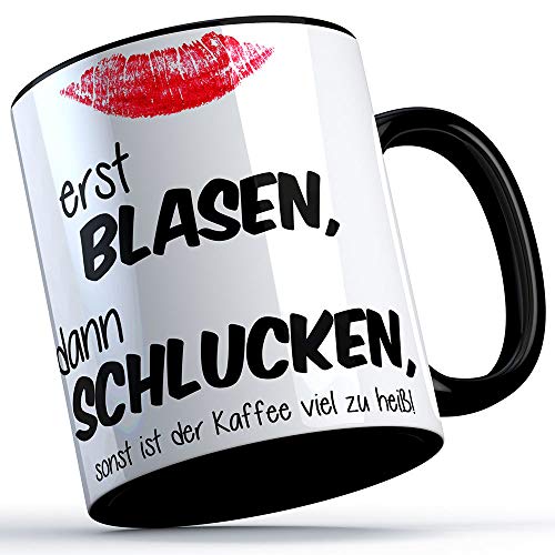 Erst blasen, dann schlucken, sonst ist der Kaffee viel zu heiß! Tasse (Schwarzer Henkel) lustige Geschenkidee Freunde Party Feiern Sprüchetasse Kollegen Sarkasmus Spruch schwarzer Humor von SAUFCOUNTER MARK YOUR DRINKS