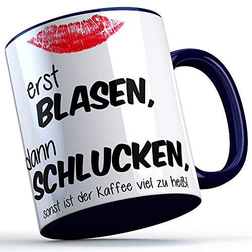 Erst blasen, dann schlucken, sonst ist der Kaffee viel zu heiß! Tasse lustige Geschenkidee Freunde Party Feiern Sprüchetasse Kollegen Sarkasmus Spruch schwarzer Humor, Farbe: Blauer Henkel von SAUFCOUNTER MARK YOUR DRINKS