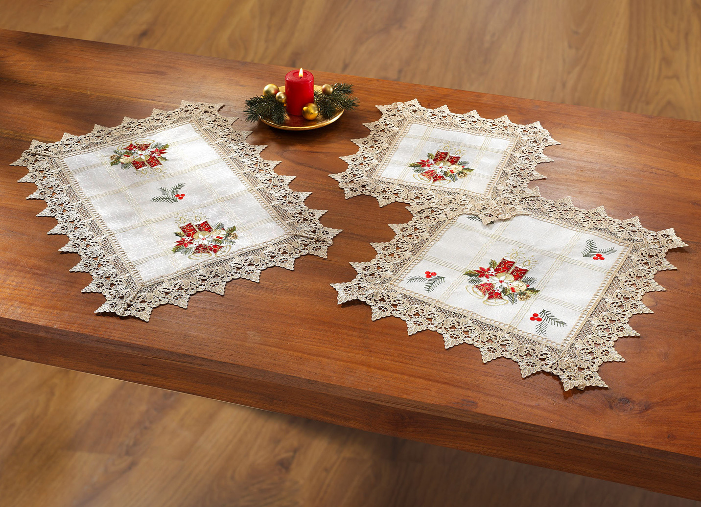 Festliche Tisch- und Raumdekoration mit Makrameeborte, Größe 135 (Deckchen, 35x 50 cm), Creme-Rot von SCHÄFER