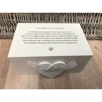 Personalisiertes Geschenk Für Eine Tochter An Ihrem Hochzeitstag Von Mutter & Vater Der Braut ~ Mum Schmuck Spezielle Erinnerungsbox Personalisiertes Geschenk Für Eine Tochter An Ihrem Hochzeitstag Von Mutter & Vater Der Braut ~ Mum Schmuck Spezielle Erinnerungsbox von SCPLTD