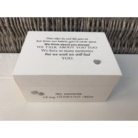 Shabby Chic Personalisiert in Erinnerung An Eine Geliebte Mum ~ Mutter Mam Mom Mummy Oder Person Jeder Name Memory Box Trauerfall Verlust Shabby Chic Personalisiert in Erinnerung An Eine Geliebte Mum ~ Mutter Mam Mom Mummy Oder Person Jeder Name Memory Box Trauerfall Verlust von SCPLTD
