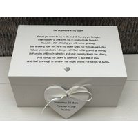 Shabby Chic Personalisierte Erinnerungsbox in Erinnerung An Einen Lieben Menschen ~ Trauerverlust Freund Sohn Papa Mama Tochter Mit Namen Trauer Shabby Chic Personalisierte Erinnerungsbox in Erinnerung An Einen Lieben Menschen ~ Trauerverlust Freund Sohn Papa Mama Tochter Mit Namen Trauer von SCPLTD