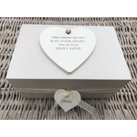 Shabby Personalisierte Erinnerungsbox in Erinnerung An Einen Geliebten Papa ~ Mama Nanny Ehemann Frau Grandad Any Name Shabby Personalisierte Erinnerungsbox in Erinnerung An Einen Geliebten Papa ~ Mama Nanny Ehemann Frau Grandad Any Name von SCPLTD
