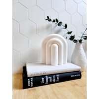 Buchstütze Regenbogen Aus Weißem Beton | Schlichte Modere Dekoration Für Regal Bücherregal Boho Minimalistisch von SDSchoeneDinge