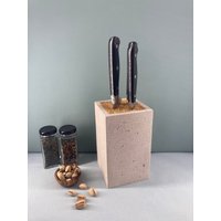 Standfester Messerblock Mit Flexiblen Holzspießen, Die Klingen Schonen in Natursteinoptik Betonähnlich Handarbeit, Stilvoll Für Küchen von SDiesign