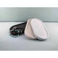 Modernes Kleines Tablett/Untersetzer Oval 3 Farbtöne Jesmonite | Betonähnlich Stilvolle Schmuckablage, Kerzenteller Oder Nettes Geschenk von SDiesign