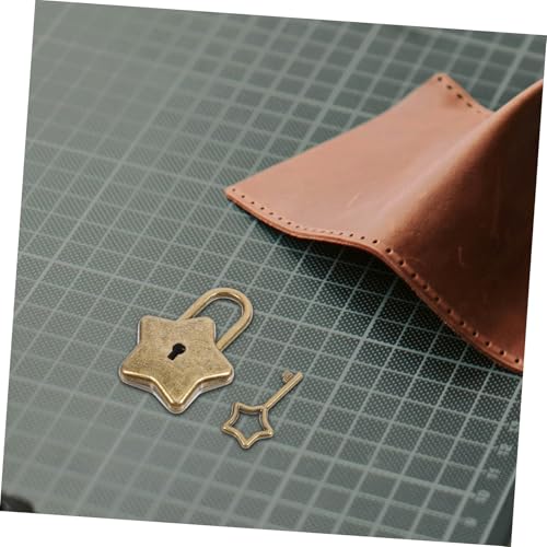SEWOART Kleines Fünfzackiges Stern padlock mit Schlüssel Sicheres für Notizbücher Tagebücher Rucksäcke Leicht Tragbar und Dekorativ für Persönliche Aufbewahrung SEWOART Kleines Fünfzackiges Stern padlock mit Schlüssel Sicheres für Notizbücher Tagebücher Rucksäcke Leicht Tragbar und Dekorativ für Persönliche Aufbewahrung von SEWOART