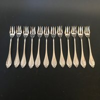 Zwölf Cocktail Gabeln Aus Meerestieren. Schilf & Barton Sterling La Perle. Mono. 5-1/2" Zwölf Cocktail Gabeln Aus Meerestieren. Schilf & Barton Sterling La Perle. Mono. 5-1/2" von SGalleryLtd