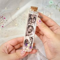 Personalisierte Fotopostflasche Mit Getrockneten Blumen Und Persönlichem Zitat, Einzigartiges Andenken Für Besondere Momente, Handgefertigtes Personalisierte Fotopostflasche Mit Getrockneten Blumen Und Persönlichem Zitat, Einzigartiges Andenken Für Besondere Momente, Handgefertigtes von SHByHans