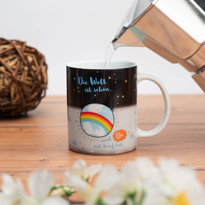 Zaubertasse Motiv »Die Welt ist schön... weil Du mit drauf bist« von SHEEPWORLD