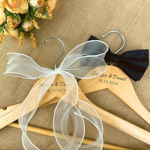 Personalisierte Braut Kleiderbügel, Benutzerdefinierter Text Und Hochzeitsdatum Graviert Hochzeitskleid Kleiderbügel Mit Designs, Keepsake Für Fotoshootings Und Geschenk von SHENGBEIDZ