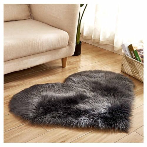 SHTGOI Fellteppich Herzförmig Flauschiger Teppich Weicher Zottelteppich Lammfell Schaffell Teppich Kunstfell Stuhlkissen Tannenbaum Matte für Wohnzimmer Sofa Schlafzimmer Boden 50 * 60cm Dunkelgrau SHTGOI Fellteppich Herzförmig Flauschiger Teppich Weicher Zottelteppich Lammfell Schaffell Teppich Kunstfell Stuhlkissen Tannenbaum Matte für Wohnzimmer Sofa Schlafzimmer Boden 50 * 60cm Dunkelgrau von SHTGOI