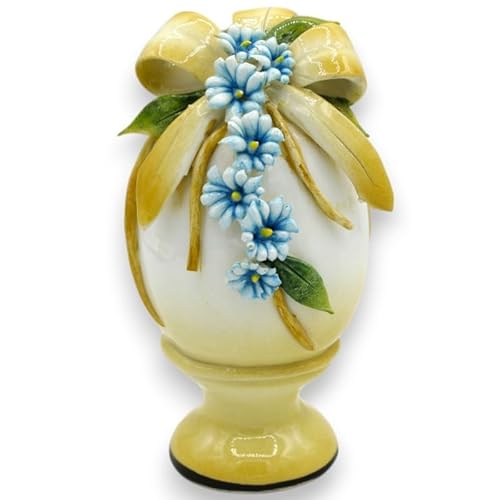 SICILIA BEDDA CAPACI Ei mit Stiel, Feinkeramik, H 14 x 7 cm ca. Applikation aus gelbem Band, Blumen- und Blätterkette von SICILIA BEDDA CAPACI