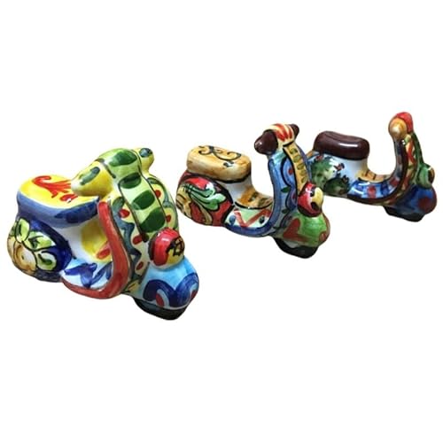 SICILIA BEDDA CAPACI Miniatur-Vespa aus Caltagirone-Keramik mit Dekoration im sizilianischen Cart-Stil – Maße 8 x 4 cm SICILIA BEDDA CAPACI Miniatur-Vespa aus Caltagirone-Keramik mit Dekoration im sizilianischen Cart-Stil – Maße 8 x 4 cm von SICILIA BEDDA CAPACI