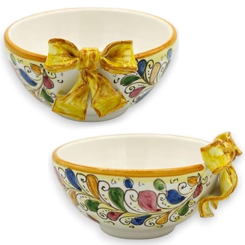 SICILIA BEDDA CAPACI Ribbon Bow Bowl, Caltagirone-Keramik –Ø 12 x H 7 cm, ca. mehrfarbige Dekoration aus dem 17. Jahrhundert SICILIA BEDDA CAPACI Ribbon Bow Bowl, Caltagirone-Keramik –Ø 12 x H 7 cm, ca. mehrfarbige Dekoration aus dem 17. Jahrhundert von SICILIA BEDDA CAPACI